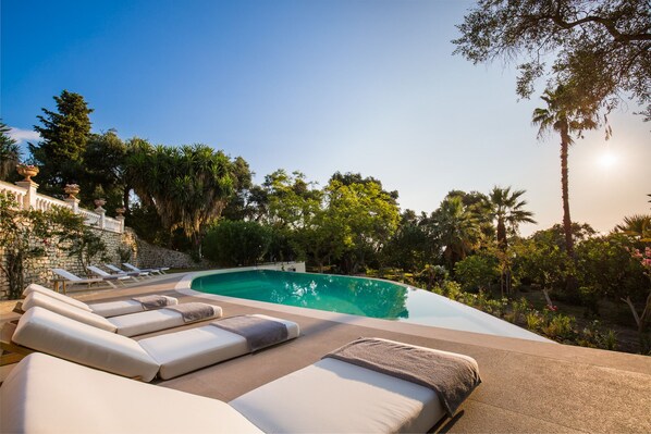 季節性室外泳池;躺椅