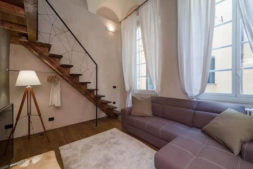 Suite Deluxe, 1 cama de matrimonio grande con sofá cama, no fumadores | Zona de estar | Smart TV de 43 pulgadas con canales digitales, una televisión