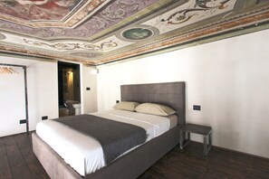 Suite – superior, 1 kingsize-seng med sovesofa, ikke-røyk | Oppholdsområde | En 43-tommers smart-TV med digitale kanaler samt TV og Netflix