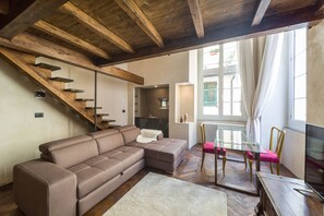 Suite estudio de lujo, 1 cama King size y sofá cama, para no fumadores | Sala de estar | Smart TV de 43 pulgadas con canales digitales, televisión y Netflix 