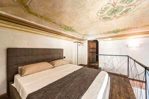 Luxury Studio Suite, 1 King Bed with Sofa bed, Non Smoking