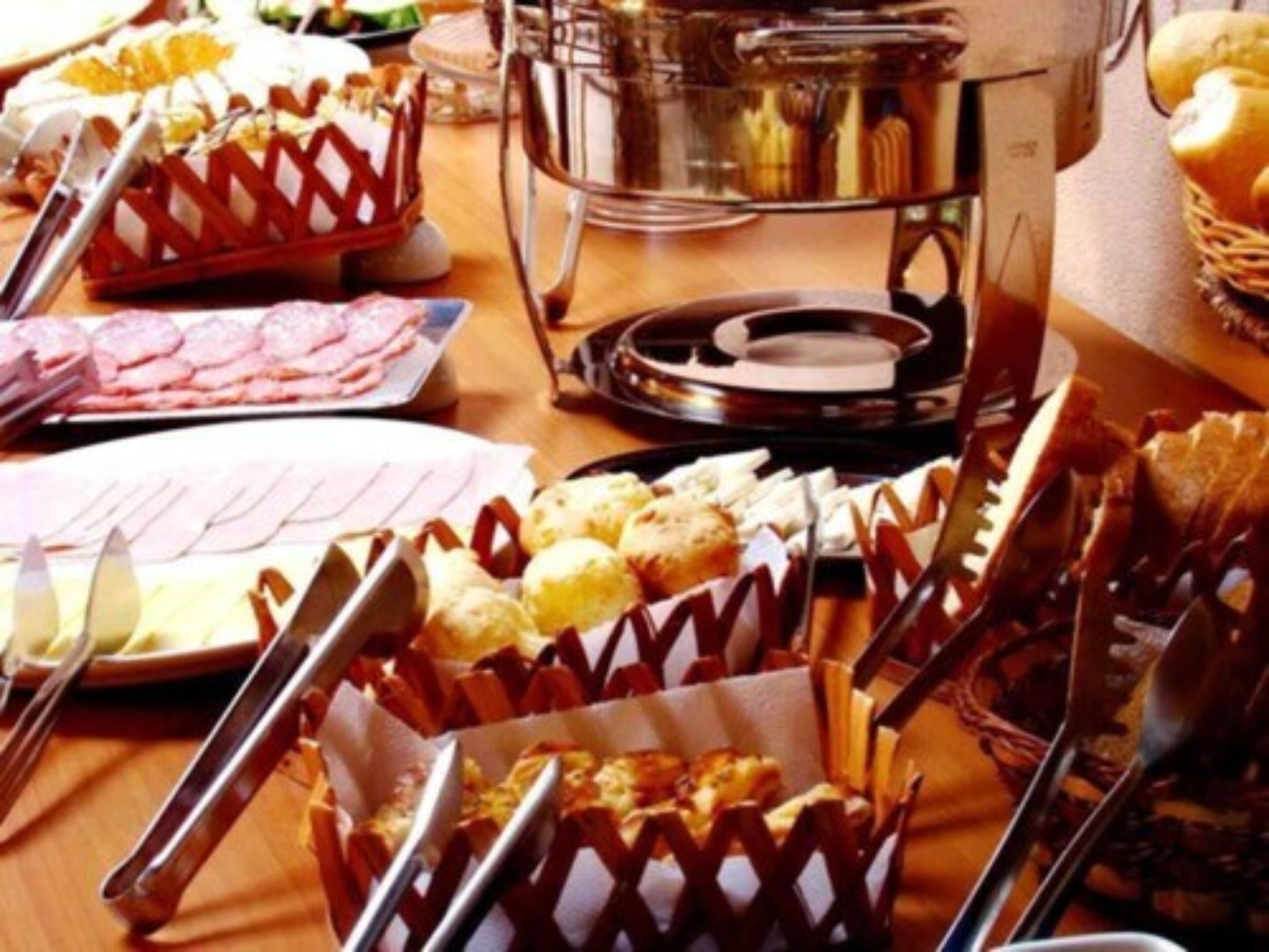 بوفيه فطور مجانًا يوميًا