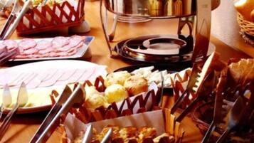 بوفيه فطور مجانًا يوميًا