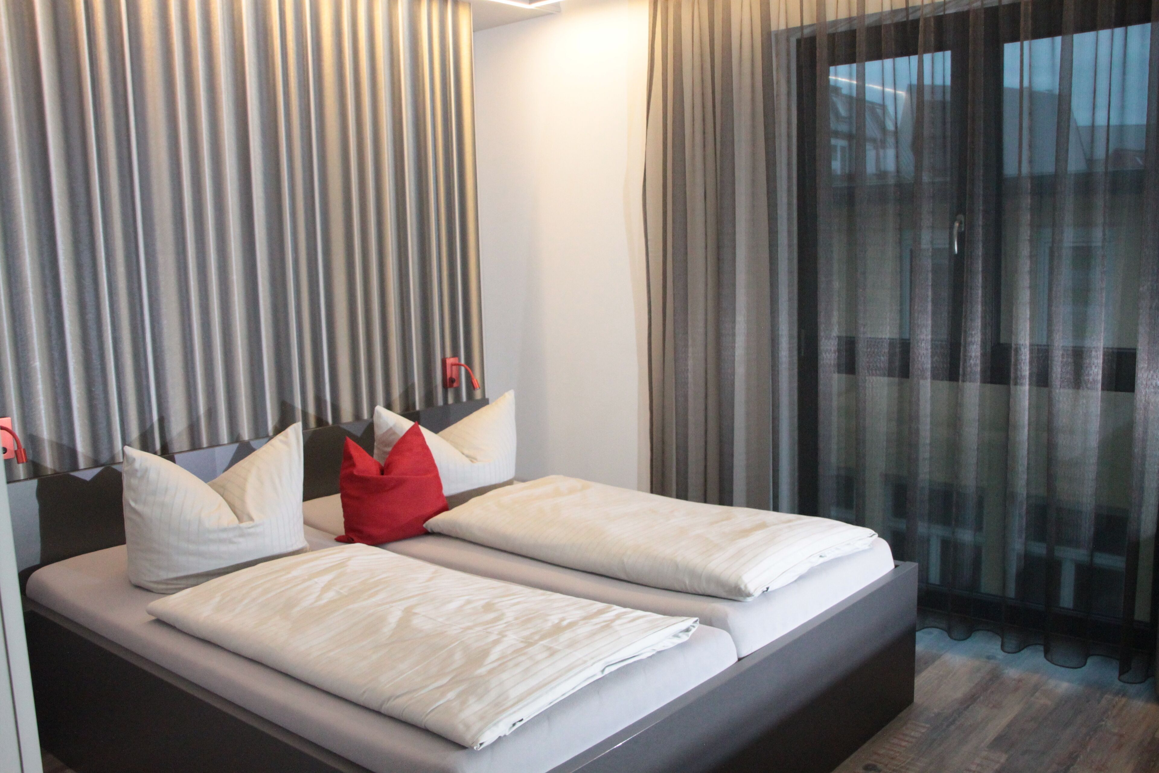 double room | hypo-allergenic bedding, desk, blackout curtains, soundproofing