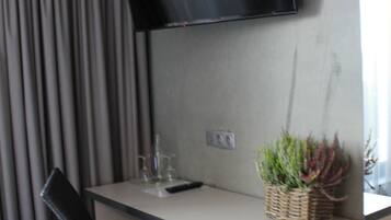 Einzelzimmer, Balkon, Stadtblick | Allergikerbettwaren, Schreibtisch, Verdunkelungsvorhänge