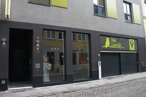 Een hotel met een moderne gevel, grote ramen en een bord waarop Hotel Eulensteins staat.