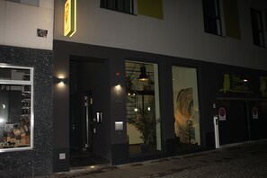 Façade de l’hébergement  – soirée/nuit