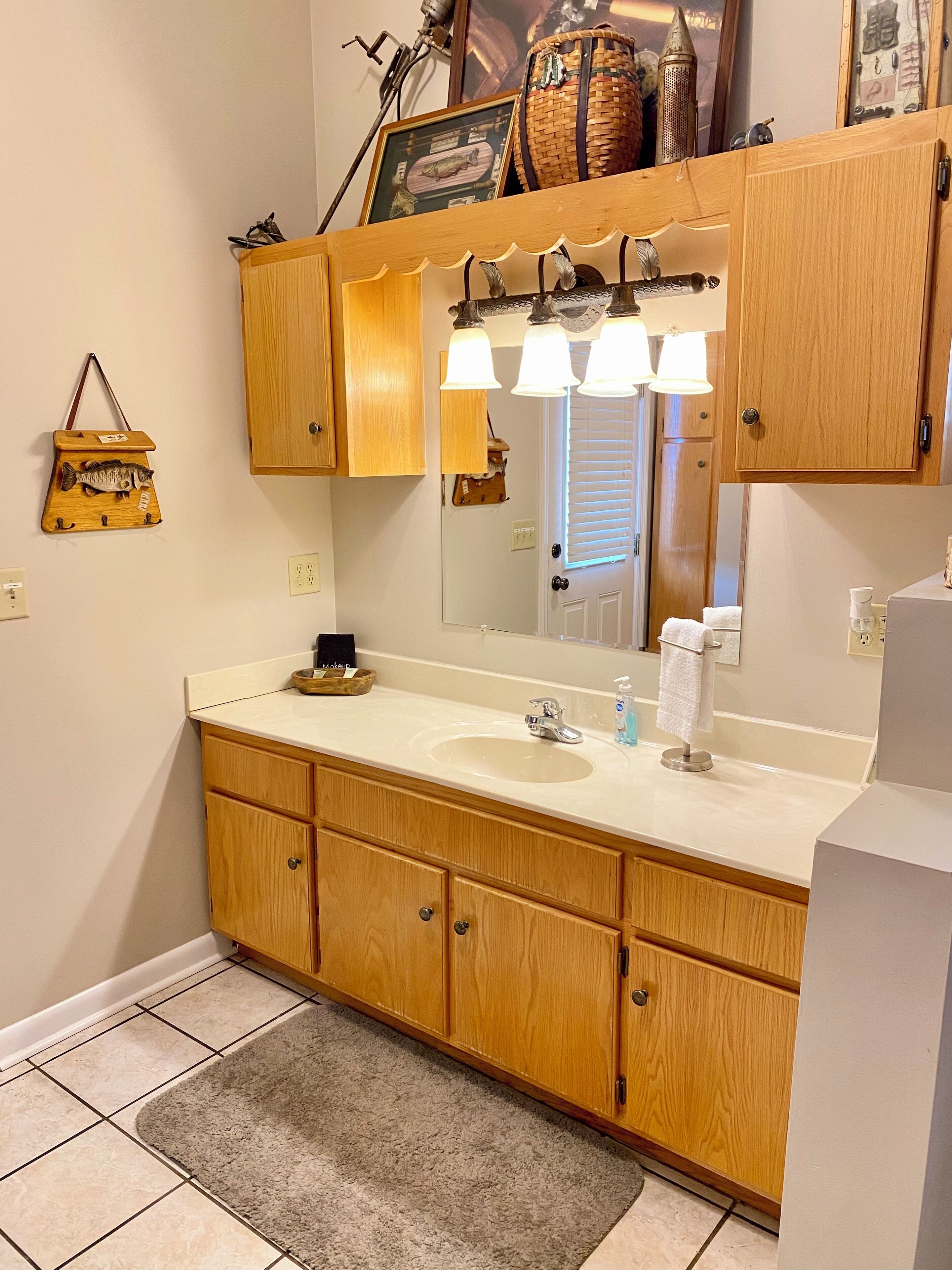 Combinazione doccia/vasca, asciugacapelli, asciugamani, sapone