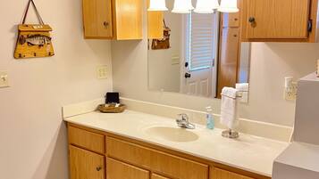 Combinazione doccia/vasca, asciugacapelli, asciugamani, sapone