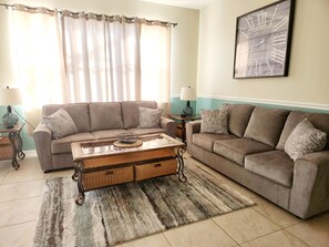 Smart TV, videogiochi, lettore DVD, tavolo da calcetto