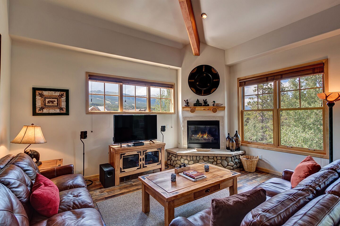 Télévision, cheminée, baby-foot, imprimantes