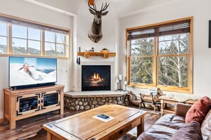 Fernseher, Kamin, Tischfußball, Drucker