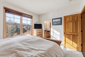 3 bedrooms, travel cot, Internet, bed sheets