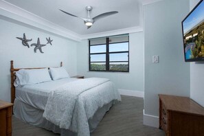 2 bedrooms, iron/ironing board, free WiFi, bed sheets - Beachfront 2BR/2BA Marco Island condo with pool, WiFi, and beach access. (Marco Island)