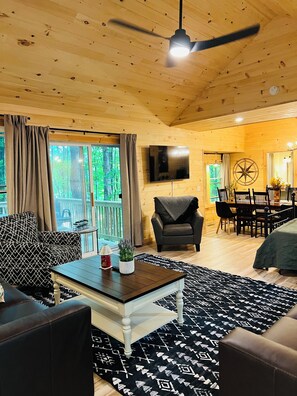 Smart TV - Stay Awhile!Swim/Fish/BoatAutumn Lake. 2 mins. to Salmon River! Cottage5 (Orwell)