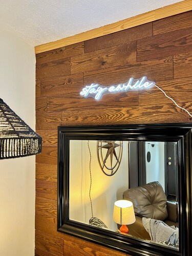 Stay Awhile!Swim/Fish/BoatAutumn Lake. 2 mins. to Salmon River! Cottage5