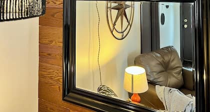 Stay Awhile!Swim/Fish/BoatAutumn Lake. 2 mins. to Salmon River! Cottage5