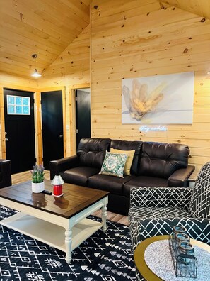 Smart TV - Stay Awhile!Swim/Fish/BoatAutumn Lake. 2 mins. to Salmon River! Cottage5 (Orwell)