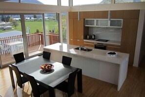 Fridge, microwave, oven, stovetop - ***** Simply Stunning II ***** (Wanaka)