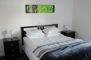 4 bedrooms, iron/ironing board, WiFi, bed sheets - ***** Simply Stunning II ***** (Wanaka)
