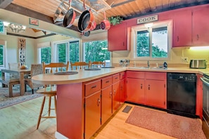 Fridge, microwave, stovetop, dishwasher