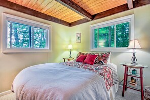 3 bedrooms, iron/ironing board, Internet, bed sheets - Conway Area Chalet w/ Mountain Views & Fire Pit! (Madison)
