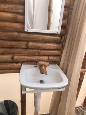 Basic Double Room, 1 King Bed, Non Smoking | Bathroom | Towels - Eco Hotel Jadan Chechen (Chetumal)
