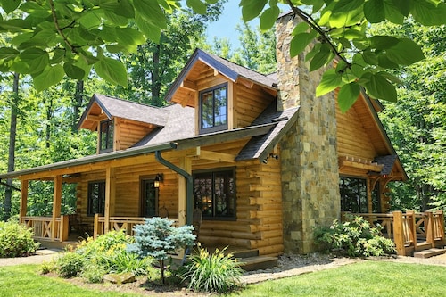 Private Log Cabin Hot Tub + Fire Pit • Peaceful • Near Hendersonville