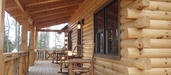 BEAUTIFUL & PEACEFUL LOG CABIN FIREPLACE, FIRE-PIT & HOT TUB