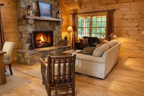 Een smart-tv, een open haard, een dvd-speler en tafelvoetbal