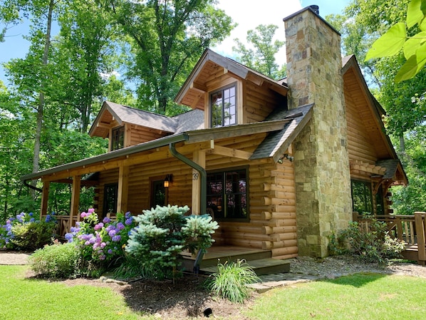 Exterior - BEAUTIFUL & PEACEFUL LOG CABIN FIREPLACE, FIRE-PIT & HOT TUB (Hendersonville)