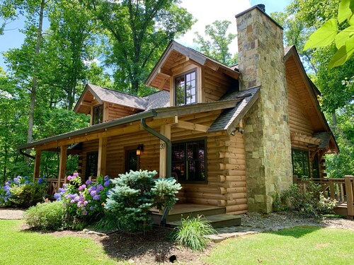 Luxus-Blockhaus mit Spa-Bad, Whirlpool, Feuerstelle, Wifi