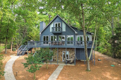 Spectacular 4 BR lakefront home, Private Deep Water Dock on Peninsula