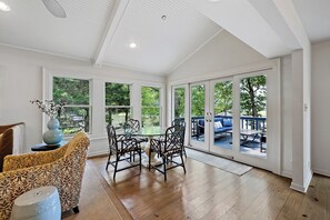 TV connectée, cheminée, console de jeux vidéo, lecteur de DVD