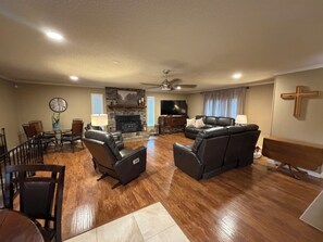 Smart TV, fireplace