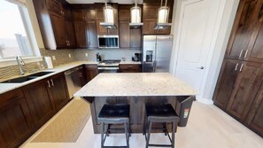Coffee/tea maker, fridge, microwave, oven - Entrada at Moab - 424b, Spacious 4 Bed 3 Bath House (Moab)