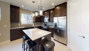 Coffee/tea maker, fridge, microwave, oven - Entrada at Moab - 424b, Spacious 4 Bed 3 Bath House (Moab)