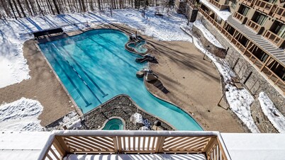 3 BDR Ski in/Ski Out Stunning MT Mansfield Views. MOUNTAIN GOLF COURSE ACCESS!!