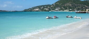 Frente a la playa de lujo de 2 dormitorios condominio en el corazón de Philipsburg / Great Bay