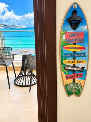 A surfboard-shaped sign with destinations like Sint Maarten and Mahon.