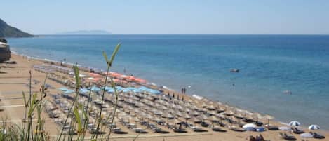 Chaises longues, serviettes de plage