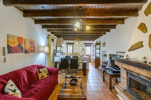 Una televisión, una chimenea, un reproductor de DVD