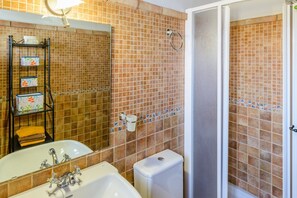 Bathtub, hair dryer, towels - Cubo's Casa La Viña / private pool / air conditioning / free wifi (Alhaurín el Grande)