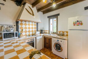 Réfrigérateur, four à micro-ondes, un four, lave-vaisselle