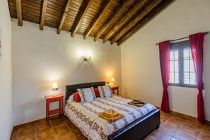 4 bedrooms, iron/ironing board, free WiFi, bed sheets