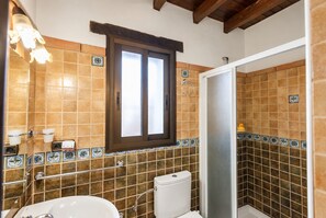 A bathroom with a toilet, a sink, and a shower. - Cubo's Casa La Viña / private pool / air conditioning / free wifi (Alhaurín el Grande)