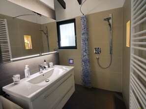 Douche, séchoir à cheveux, serviettes fournies