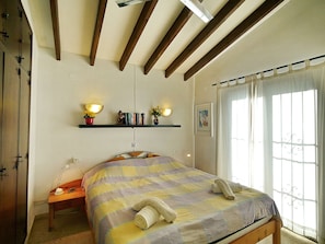 2 chambres, fer et planche à repasser, Wi-Fi, draps fournis