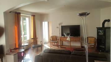 Televisie, een open haard en een dvd-speler