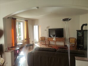 TV, lareira, DVD player